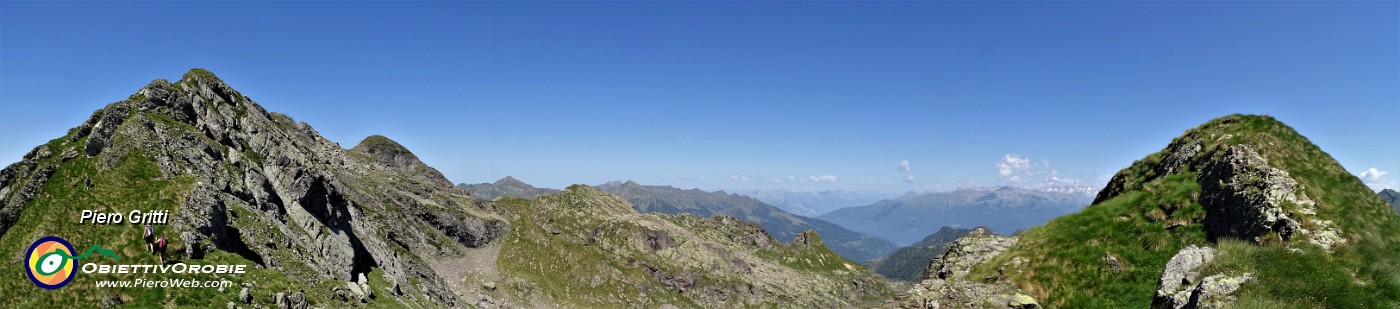 48 A dx il Colombarolo disceso, a sx il Ponteranica con vista verso le Alpi.jpg